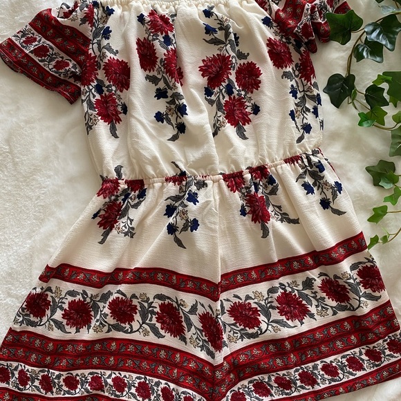 Floral Off-the-shoulder romper - Picture 2 of 3